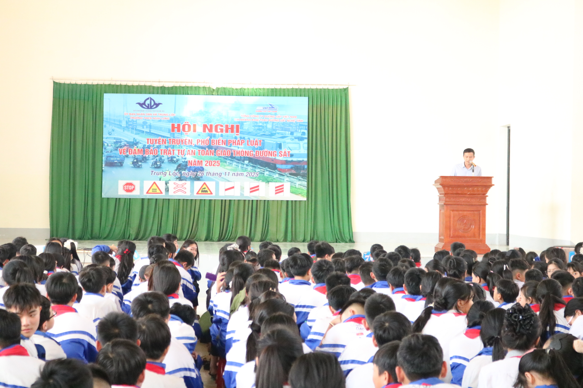 TUYÊN TRUYỀN PHỔ BIẾN PHÁP LUẬT VỀ ĐẢM BẢO TRẬT TỰ AN TOÀN GIAO THÔNG ĐƯỜNG SẮT