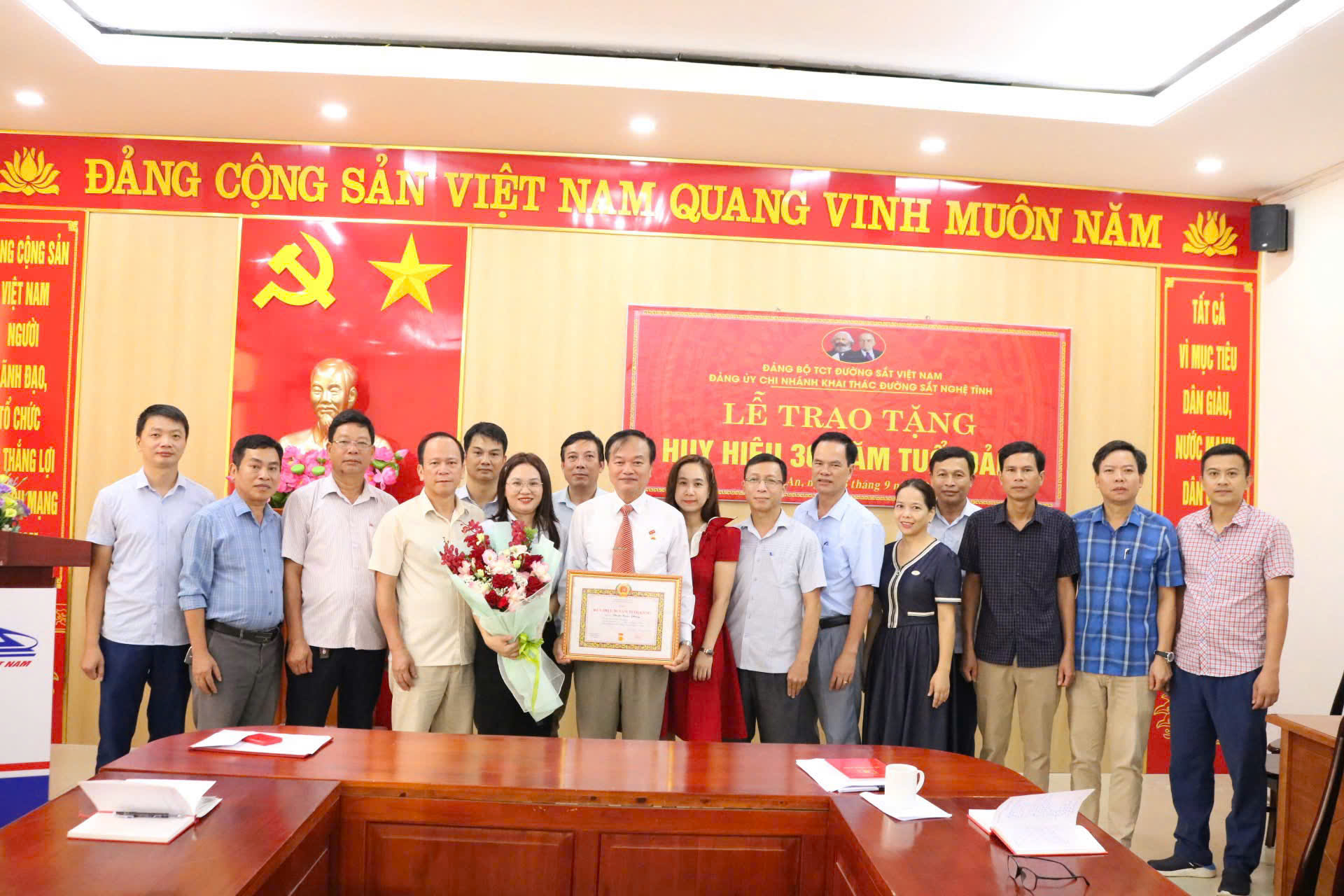 Trao tặng Huy hiệu 30 năm tuổi Đảng – Niềm vinh dự và tự hào của mỗi Đảng viên